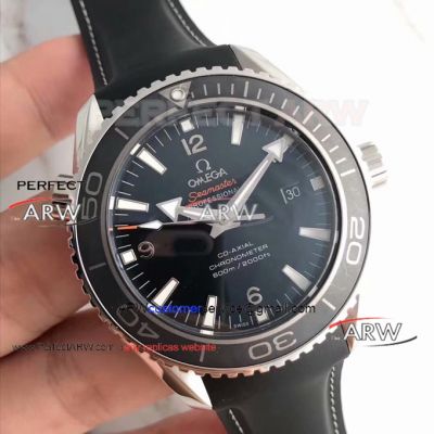 Perfect Replica Omega Seamaster Black Roman Dial Men Watch